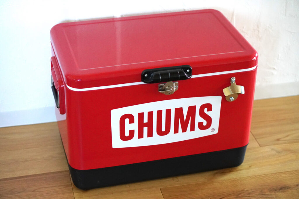 CHUMSスチールクーラー54Lの外観。サイトが明るくなる存在