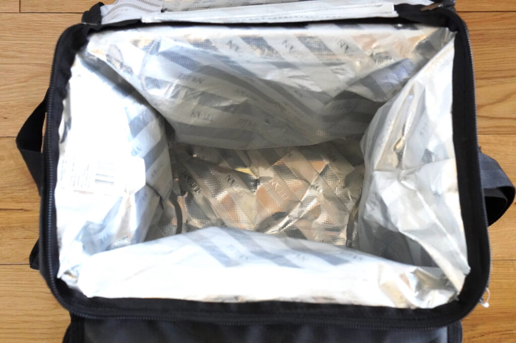 TITANソフトクーラー内部の収納スペース。23.7QTの容量で小型ギアもまとめて入れられる