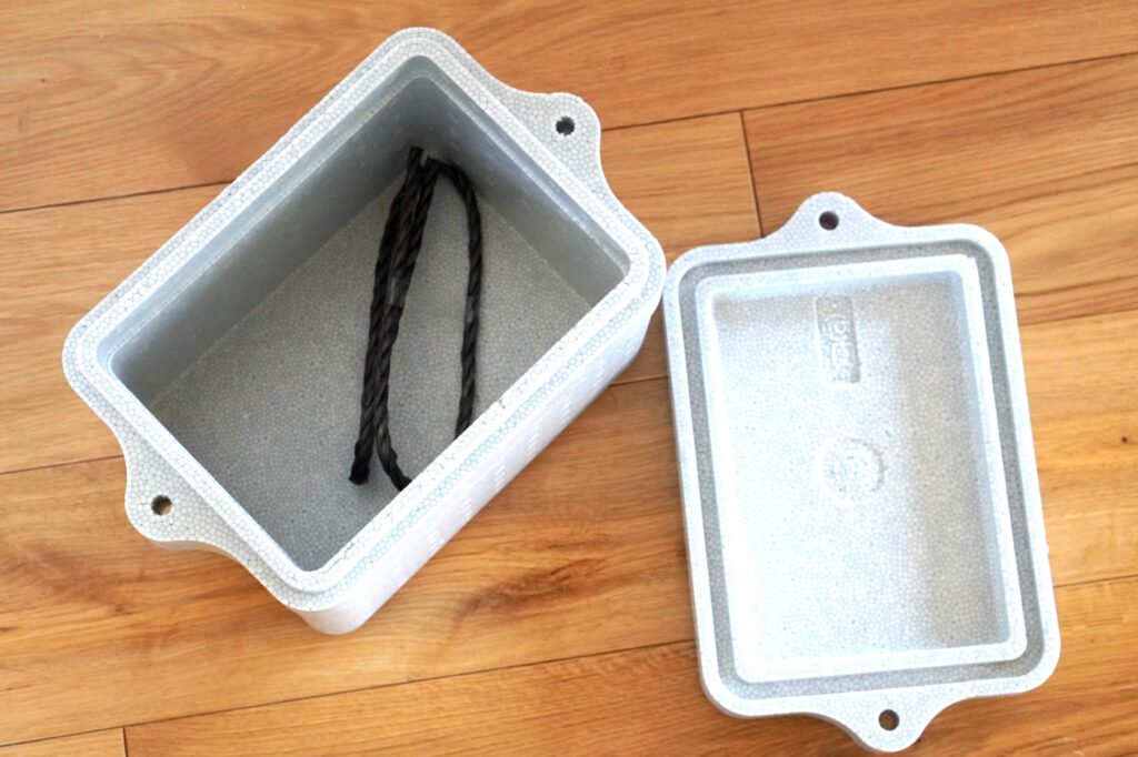 発泡クーラー4.8Lの内部構造。蓋を外して飲み物を入れようとしている図