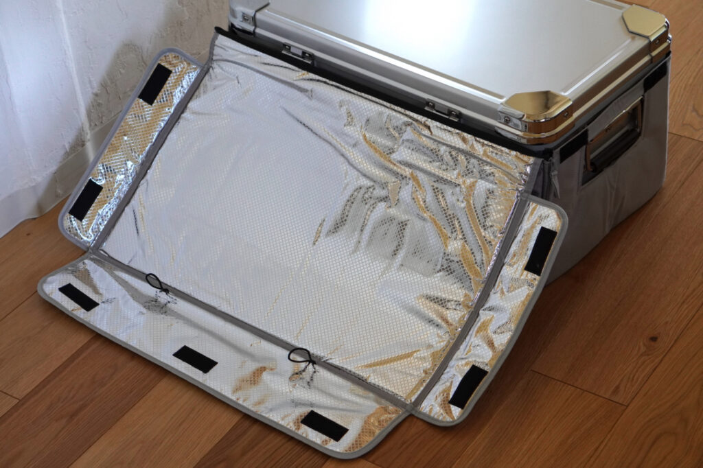 apl20専用ケースに本体を入れている様子