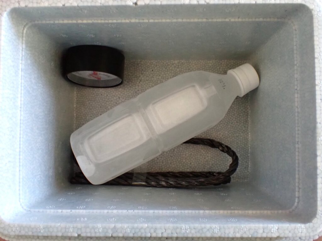 発泡クーラー4.8Lの内部構造。軽量で断熱効率が高い小型サイズ