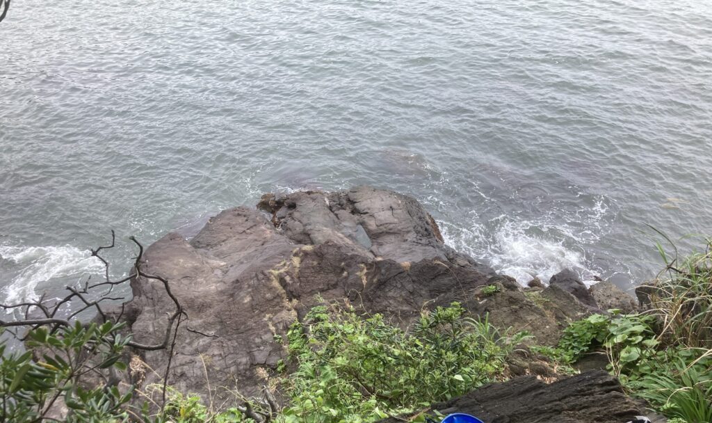 磯場で足を滑らせた際にVF-029Uが衝撃を吸収した場面の再現写真