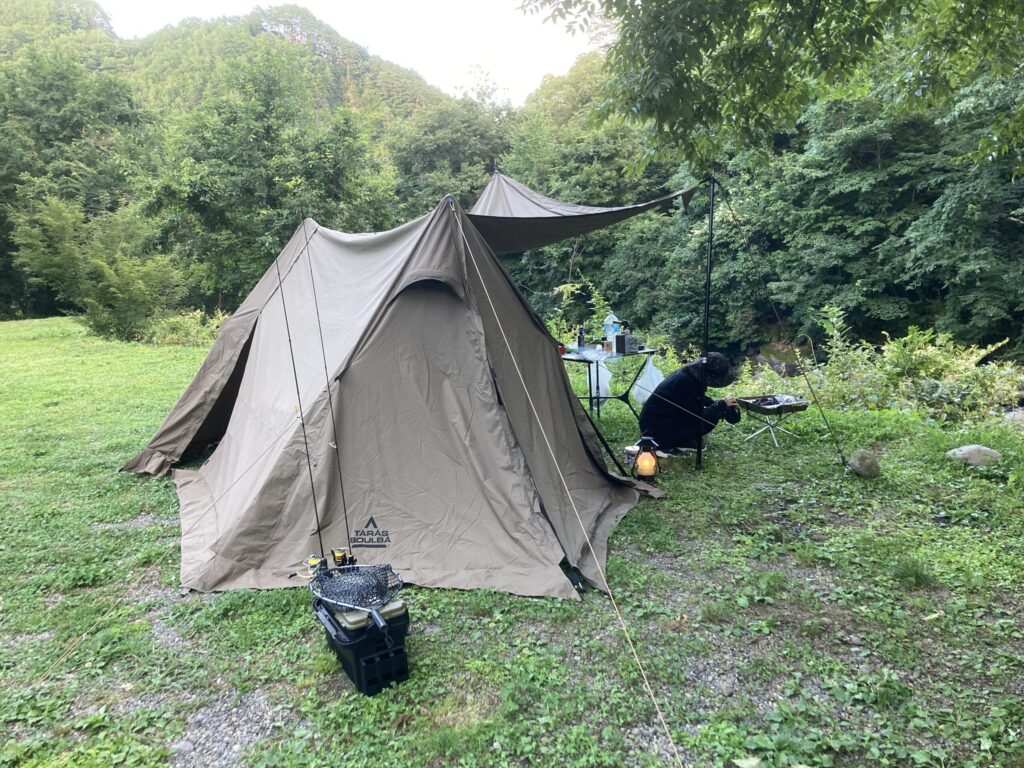 長野・開田高原のキャンプサイトで使用中のPOLERランタン