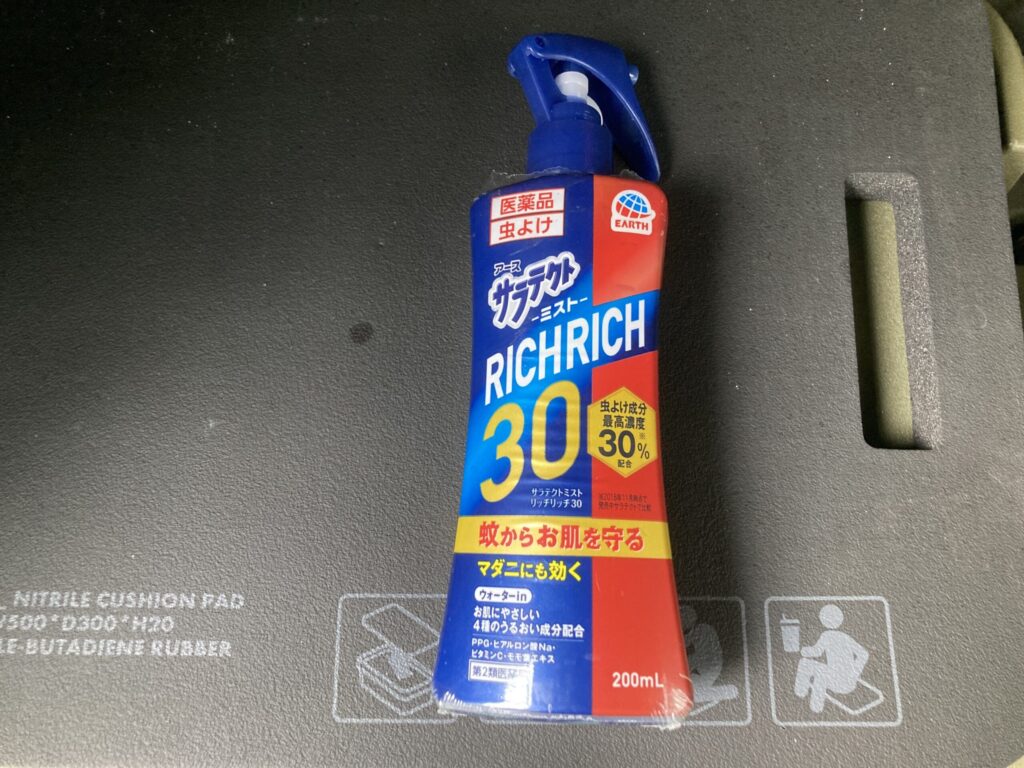 キャンプ用収納ボックスの前に置かれたサラテクトリッチリッチ30