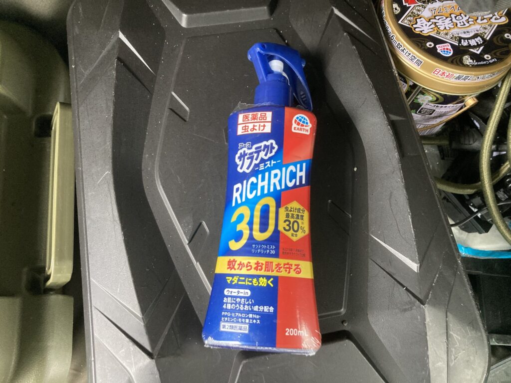 車の荷室で釣り道具と並べて置かれたサラテクトリッチリッチ30