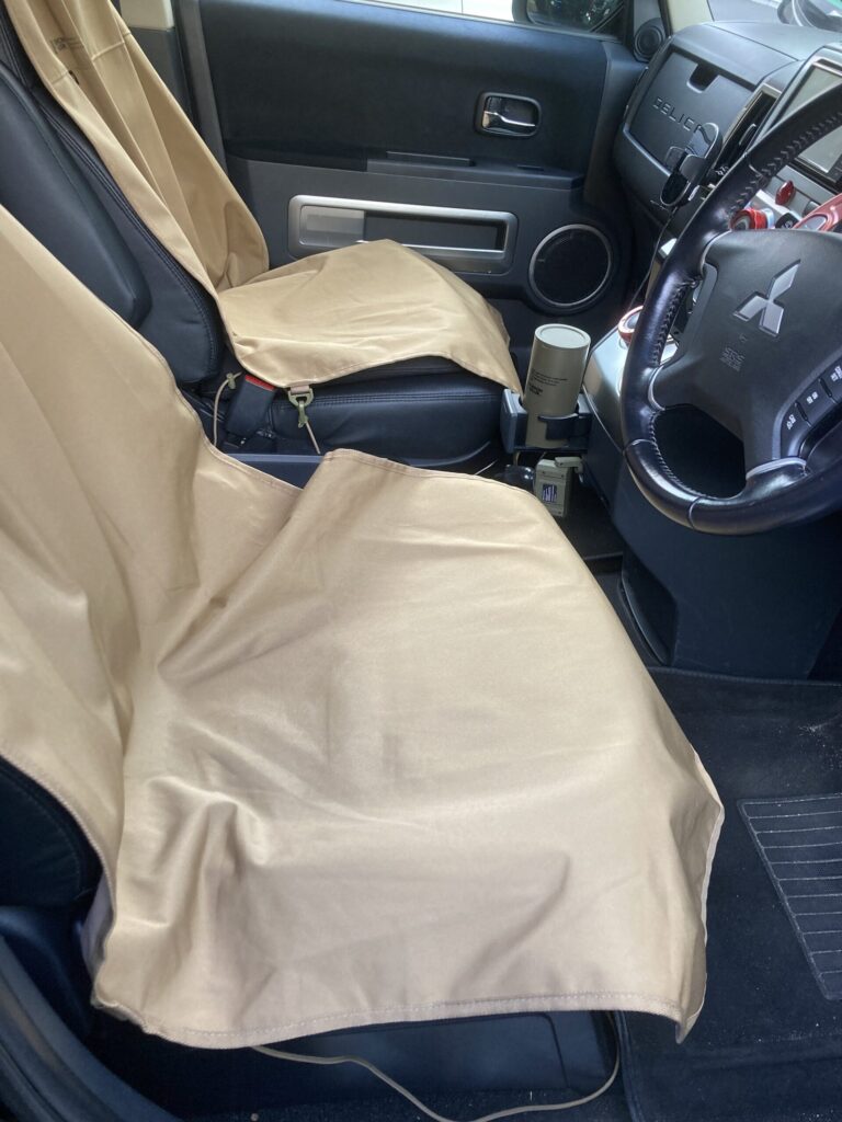 車のフロントシートに装着されたGORDON MILLER CORDURAフロントシートカバーの座席面