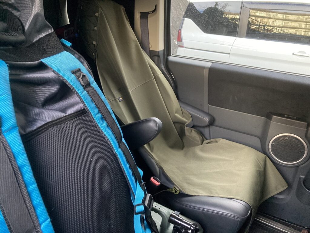 車のセカンドシートに装着されたGORDON MILLER CORDURAフロントシートカバー
