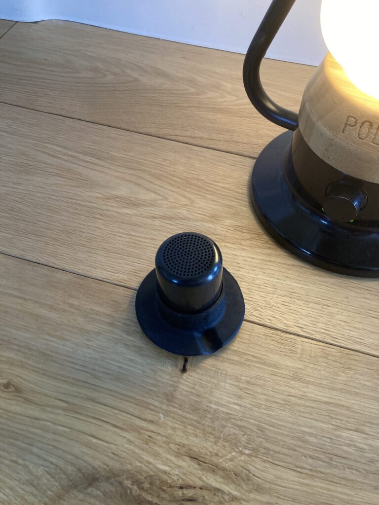 POLERランタンの横からの外観。竹の質感と金属フレームが見える