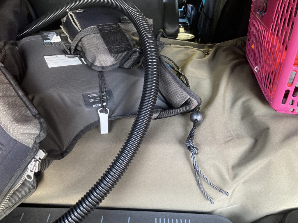 CORDURA® 2WAY LUGGAGE SEATの頑丈さを表す様子