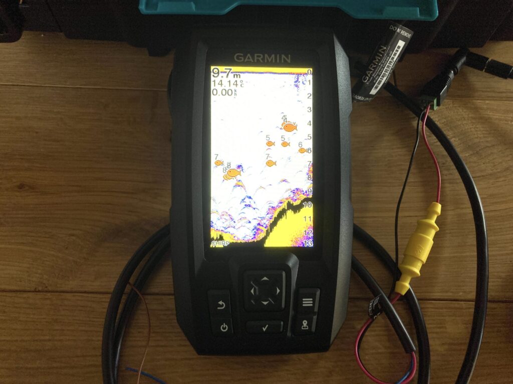 Garmin 4+ の魚探画面。ベイト反応と水深が表示されている