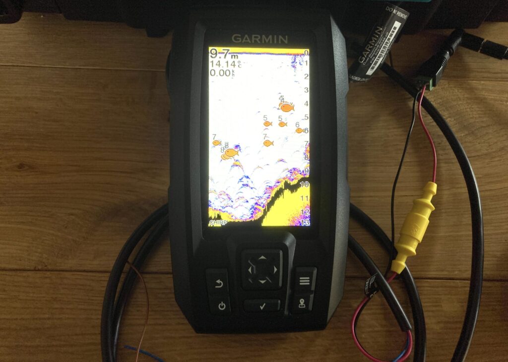 Garmin 4+ の魚探画面。ベイト反応と水深が表示されている