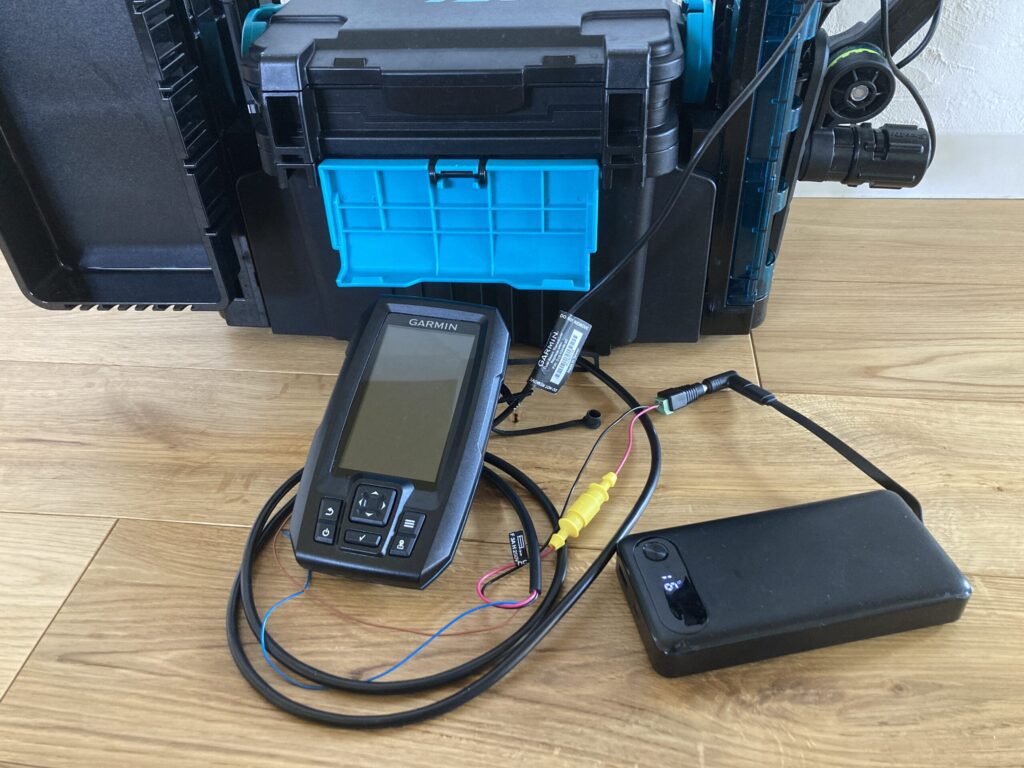 SUP釣りでGarmin Striker Plus 4+ をモバイルバッテリー運用している様子