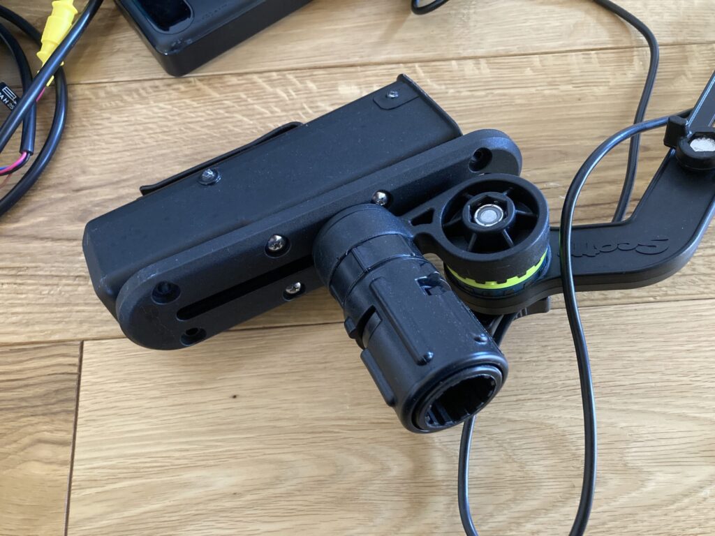 メイホウBMホルダーにScottyトランスデューサーアームをネジ固定した様子の写真