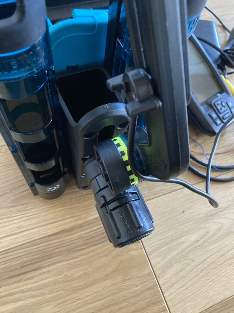 SUP釣行で使用しているMEIHOルアーホルダーBMと振動子アームの固定