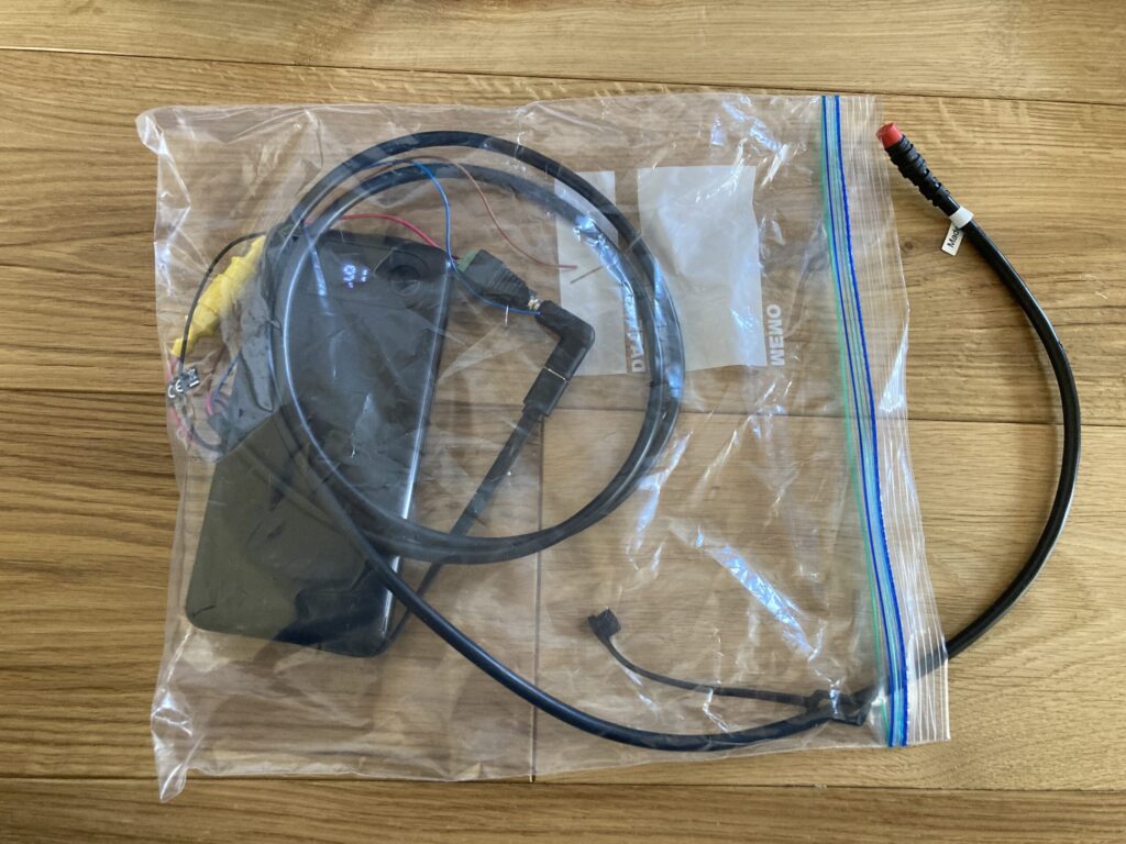 タックルボックス内にモバイルバッテリーを収納している写真