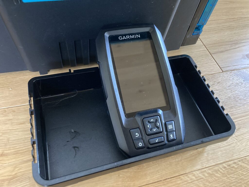 SUP上で固定されているGarmin魚探の設置イメージ