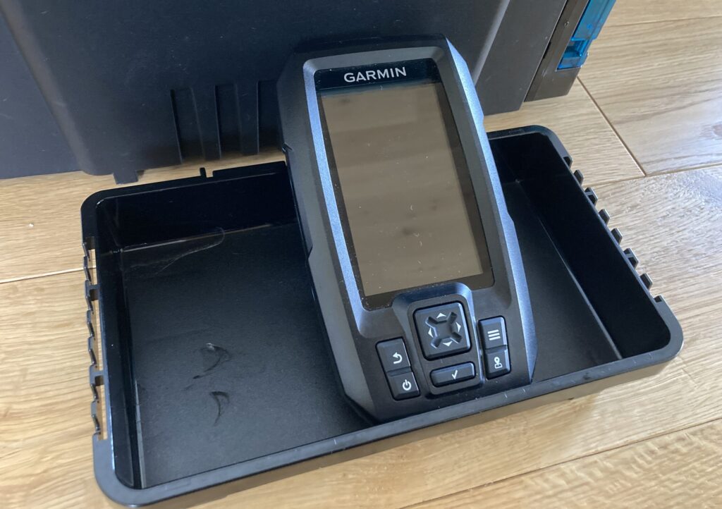 SUP上で固定されているGarmin魚探の設置イメージ