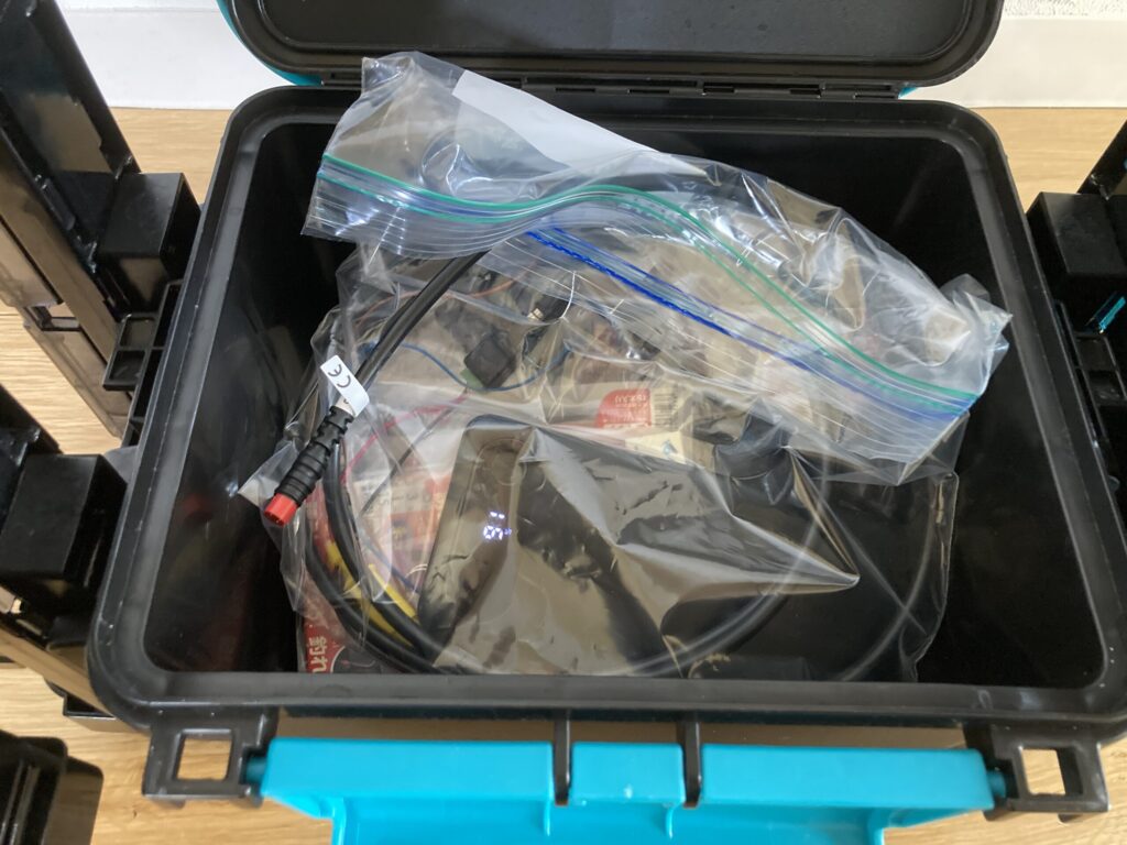 モバイルバッテリーをジップロックに入れTB3000内部へ収納している写真