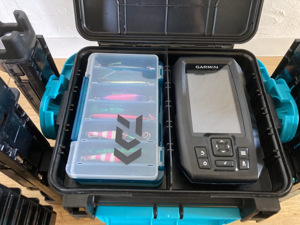 帰還時にタックルボックスへ魚探を収納している様子