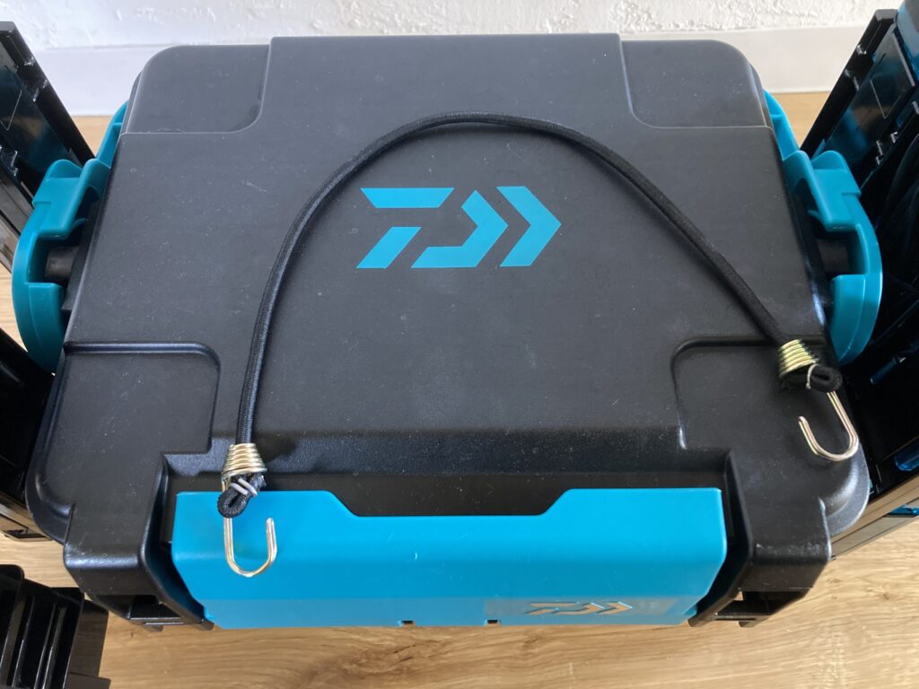 100均ゴム紐ショートを使いSUPのDリングへTB3000を固定している写真