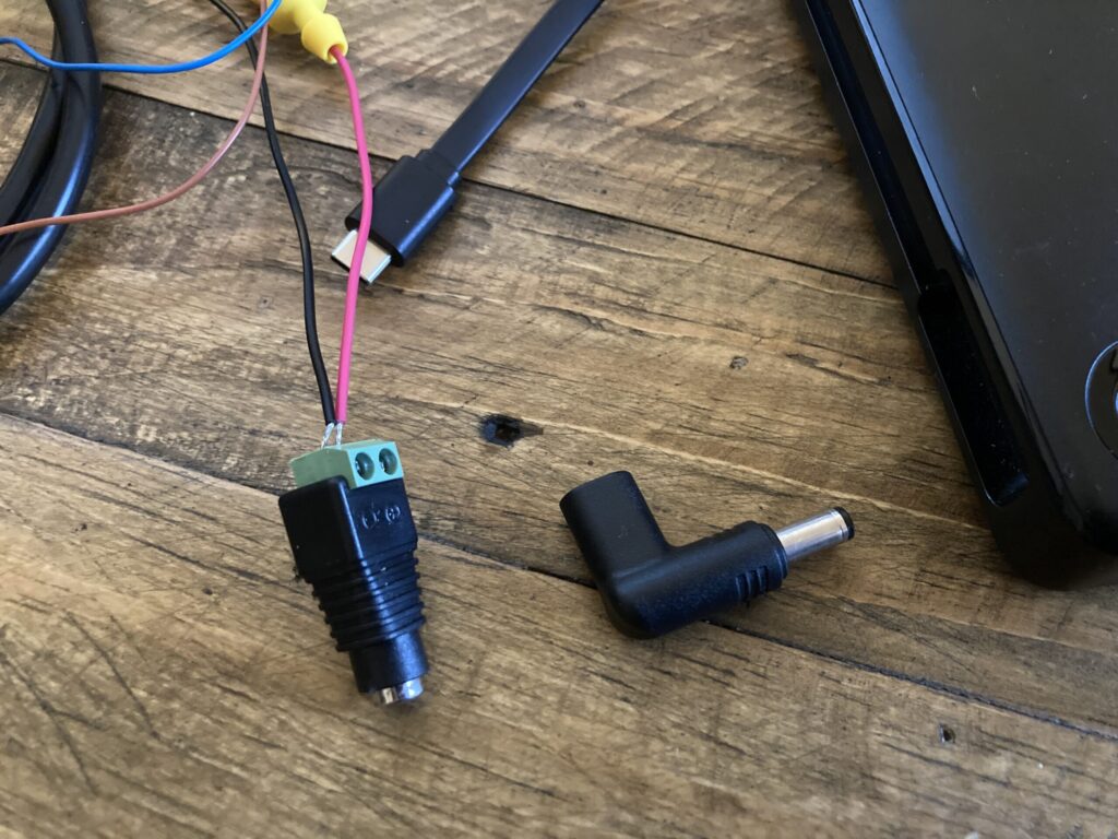 Garmin STRIKER Plus 4+を動かすためのAnkerモバイルバッテリーと12V昇圧ケーブル、コネクタ端子のセット