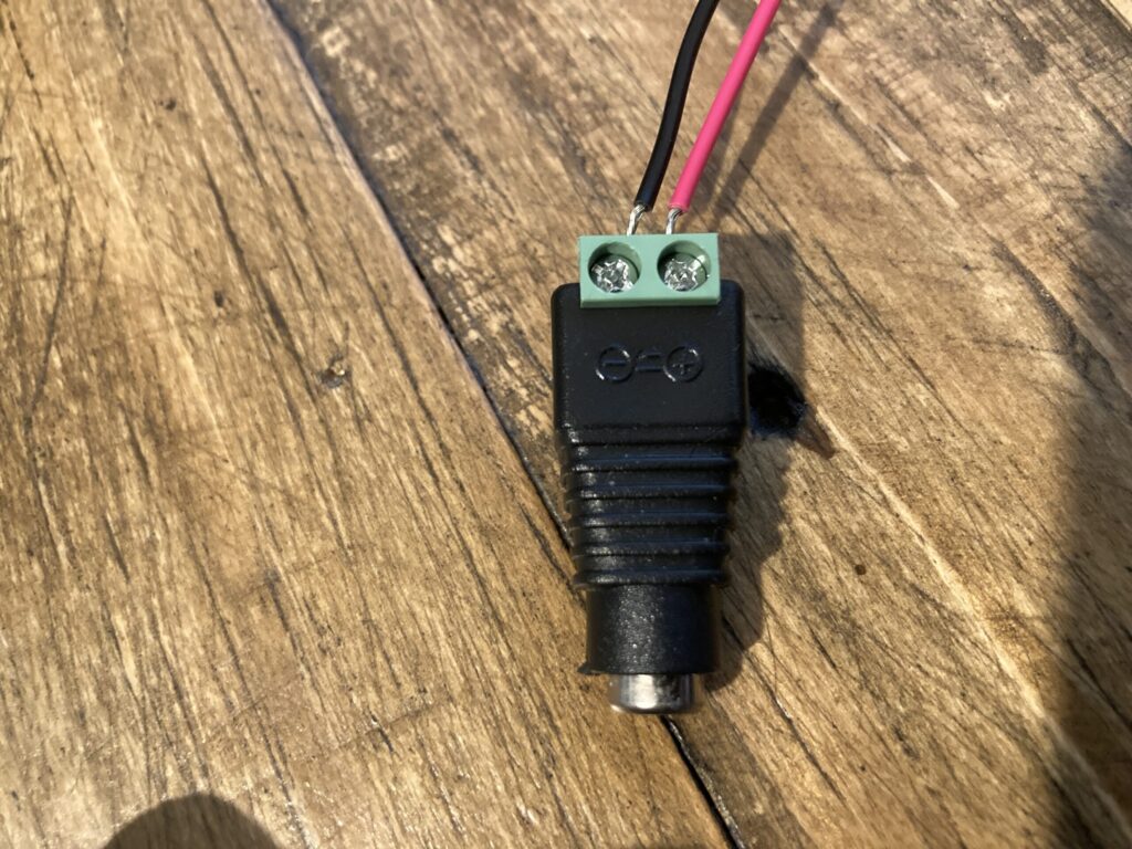 Garmin電源ケーブルの赤をプラス、黒をマイナスへ接続する正しい配線方法の写真