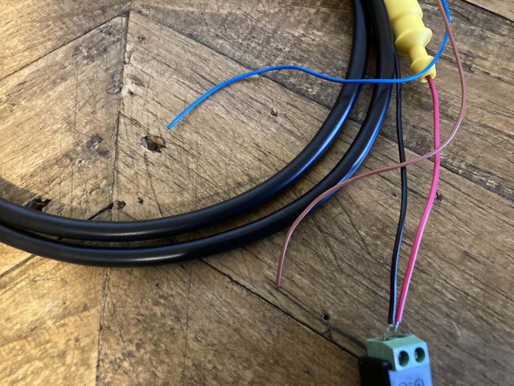 Garmin付属電源ケーブルの青と茶色は使用せず赤黒のみを接続する配線例