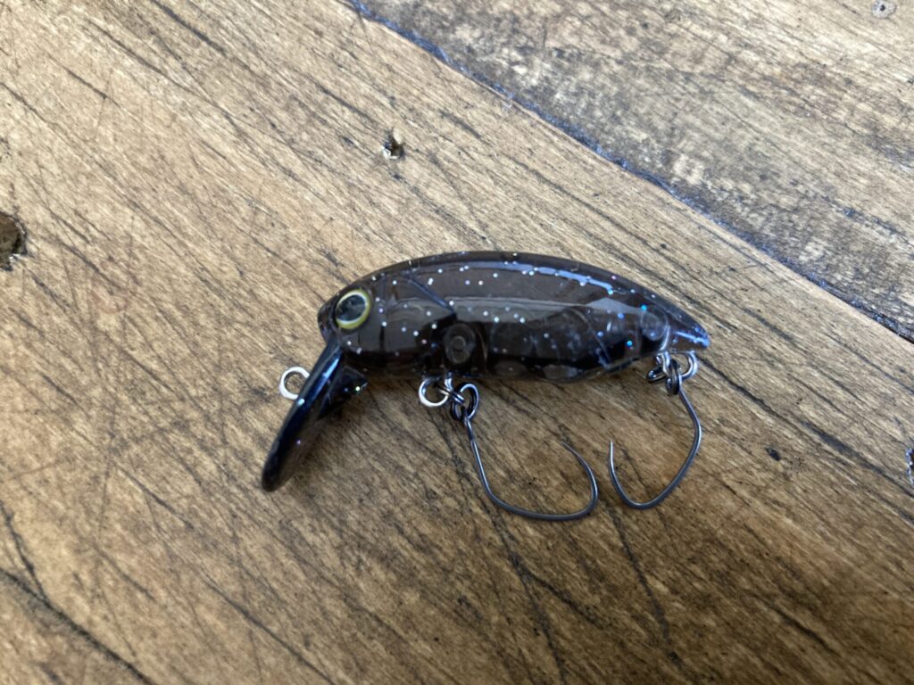 デカミッツドライに合わせて使用しているヤリエ ST #8 フック。甘噛みバイトを拾う広めゲイプと高い刺さり性能が特徴