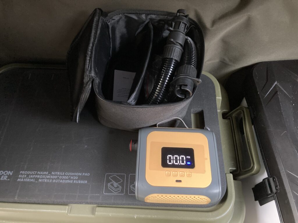 SUP電動ポンプとソケットを並べている写真