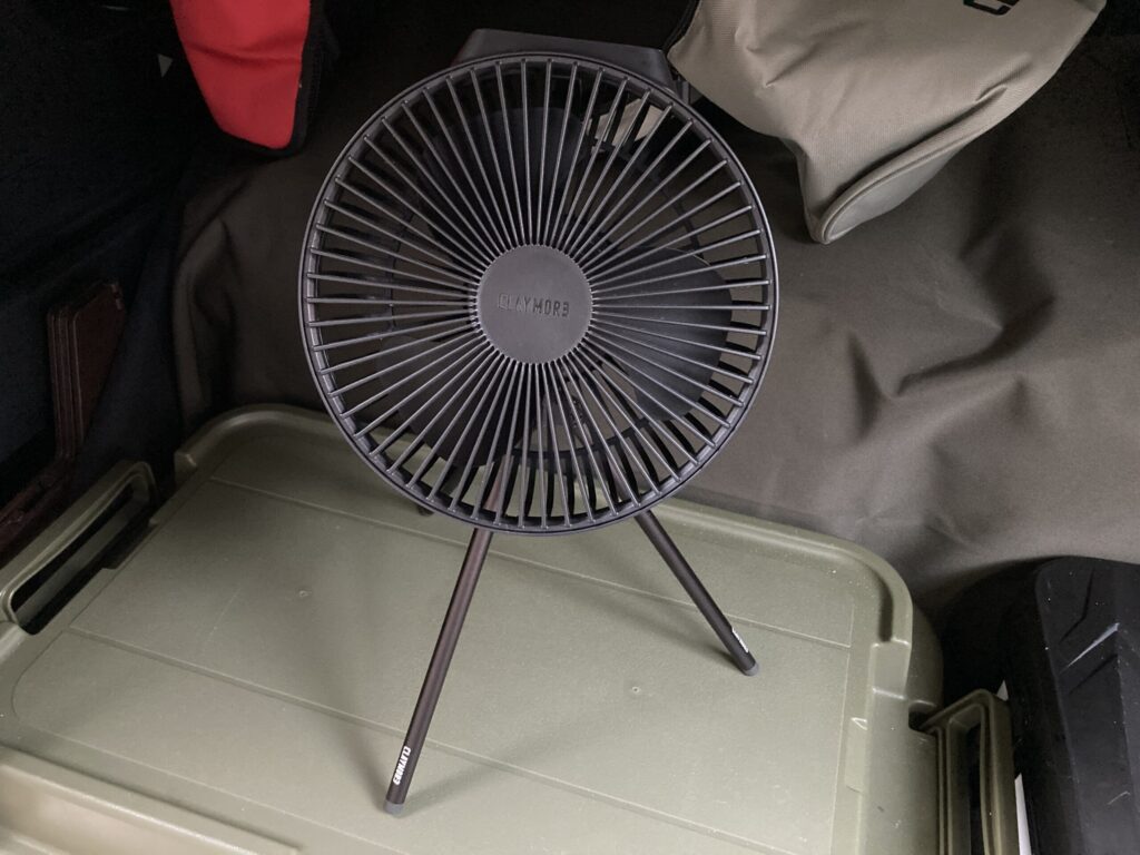 アウトドアギアの中にCLAYMORE扇風機を収納しているイメージ