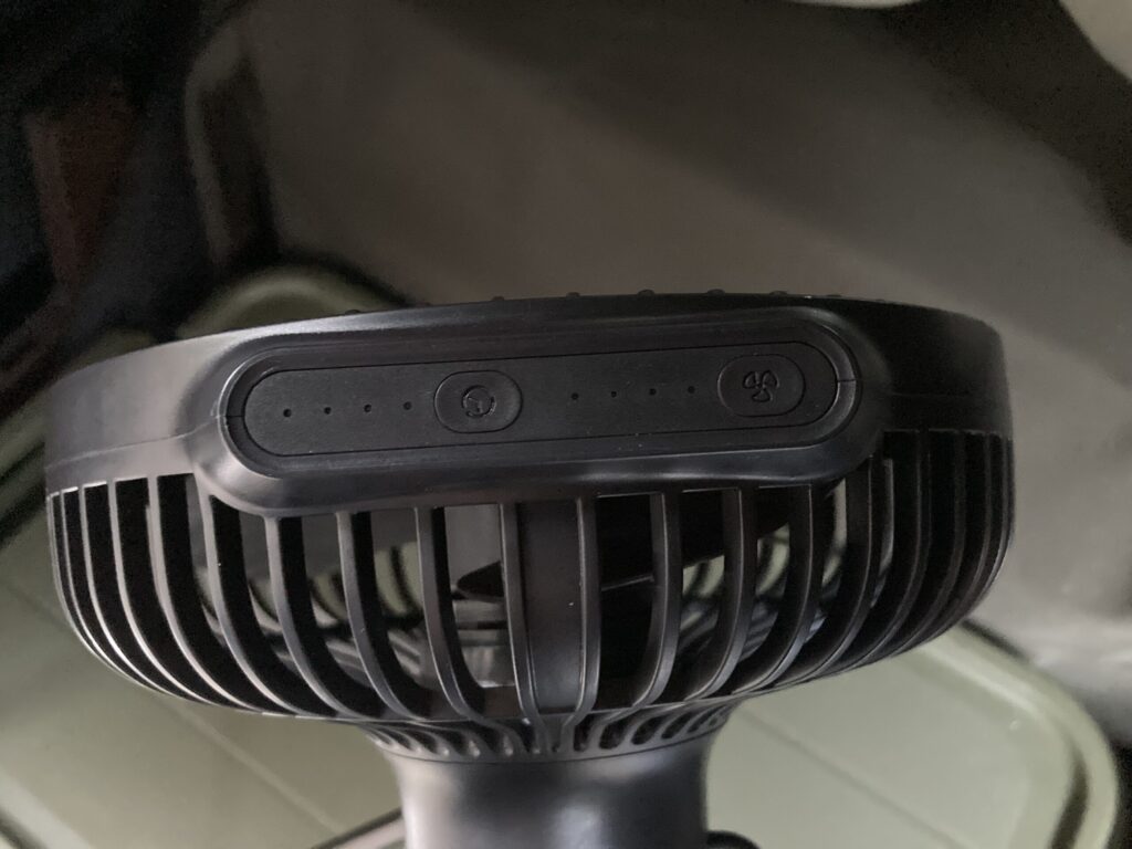 車中泊でCLAYMORE扇風機を静音モードで使用しているシーン