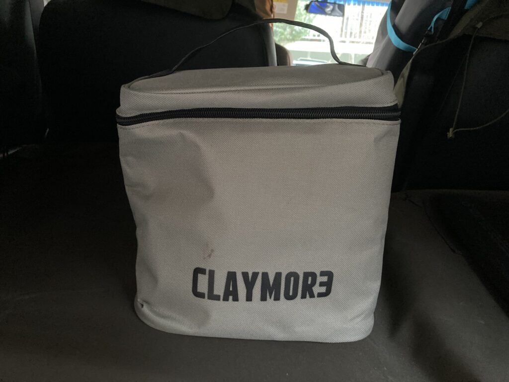 CLAYMOREのカバーを写している画像
