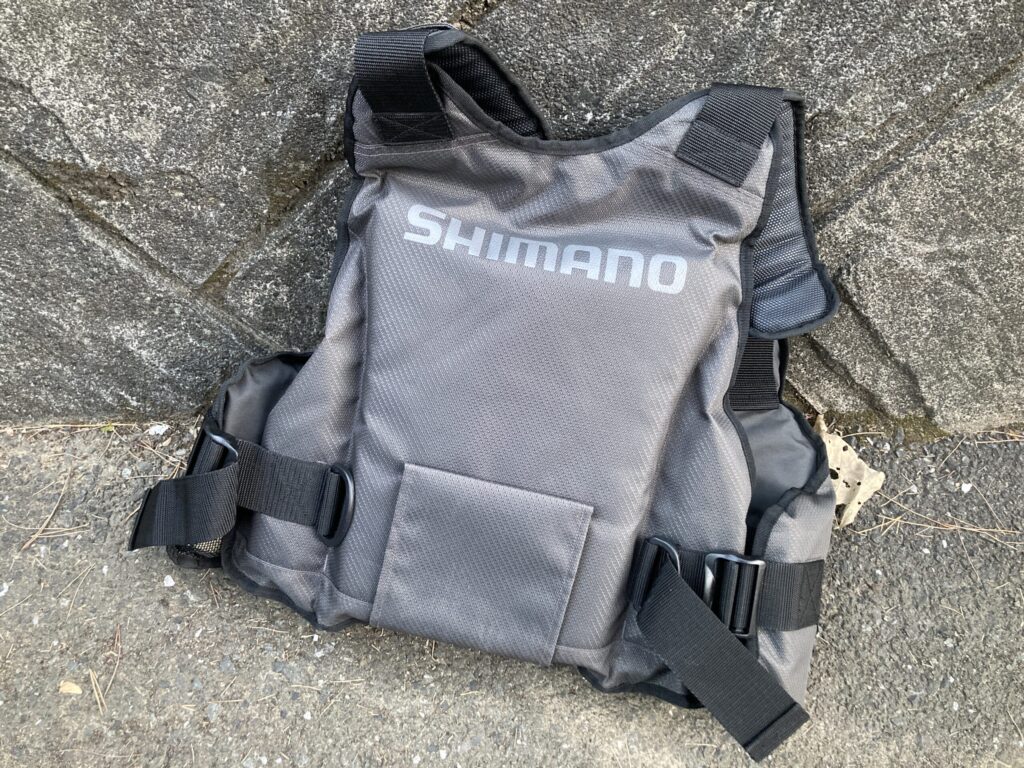 VF-029U背面のスリム設計と厚み、動きやすいカッティングの写真