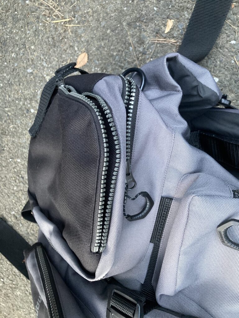 VF-025Uの前面ポケット配置｜ルアーケースや小物を収納できる多機能ポケット構造