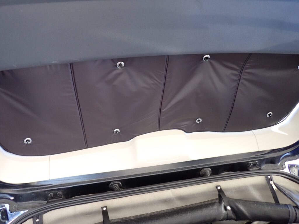 デリカD5リアゲートにサンシェードをセットし、完全に遮光して防犯にも役立っている様子