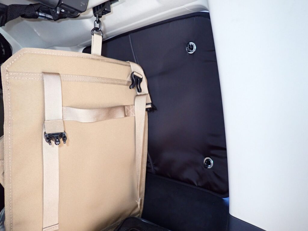 デリカD5の車内3列目がサンシェードにより完全遮光され、外から見えない状態で快適に過ごせている状況