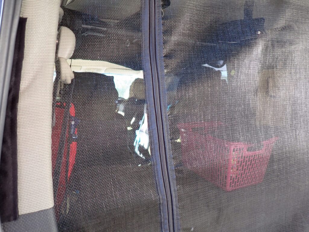 デリカD5のリアゲートに清涼ネットを装着し、虫を防ぎながら風を通している様子