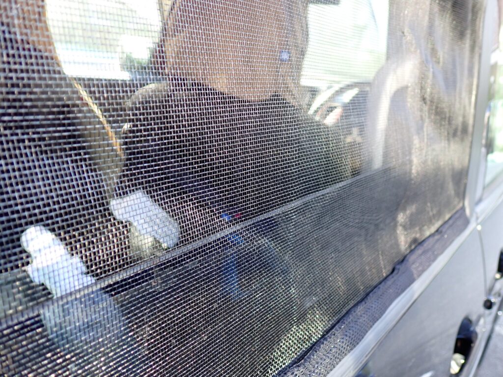 デリカD:5専用のマグネット式網戸MADLYS防虫ネットの網目の細かさを映した写真