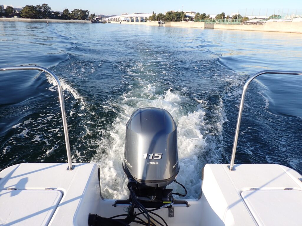 ボートフィッシングで船に乗船した景色