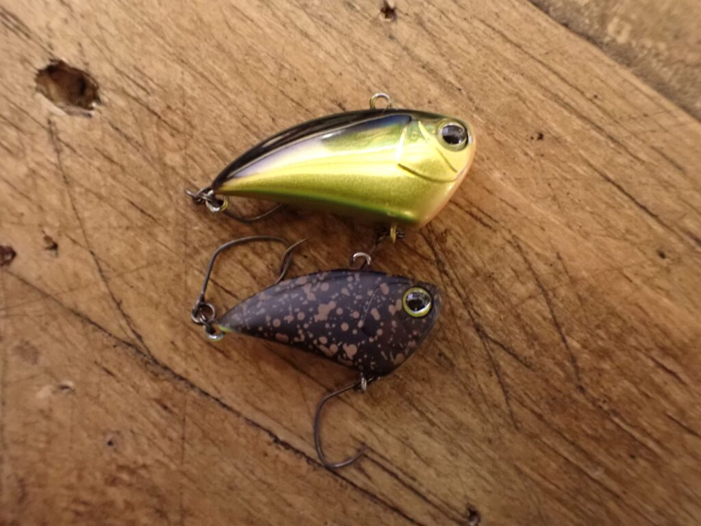 「ジャッカル タップダンサー本体の写真。ボトム攻略用バイブレーションルアーの形状とカラーがわかる構図