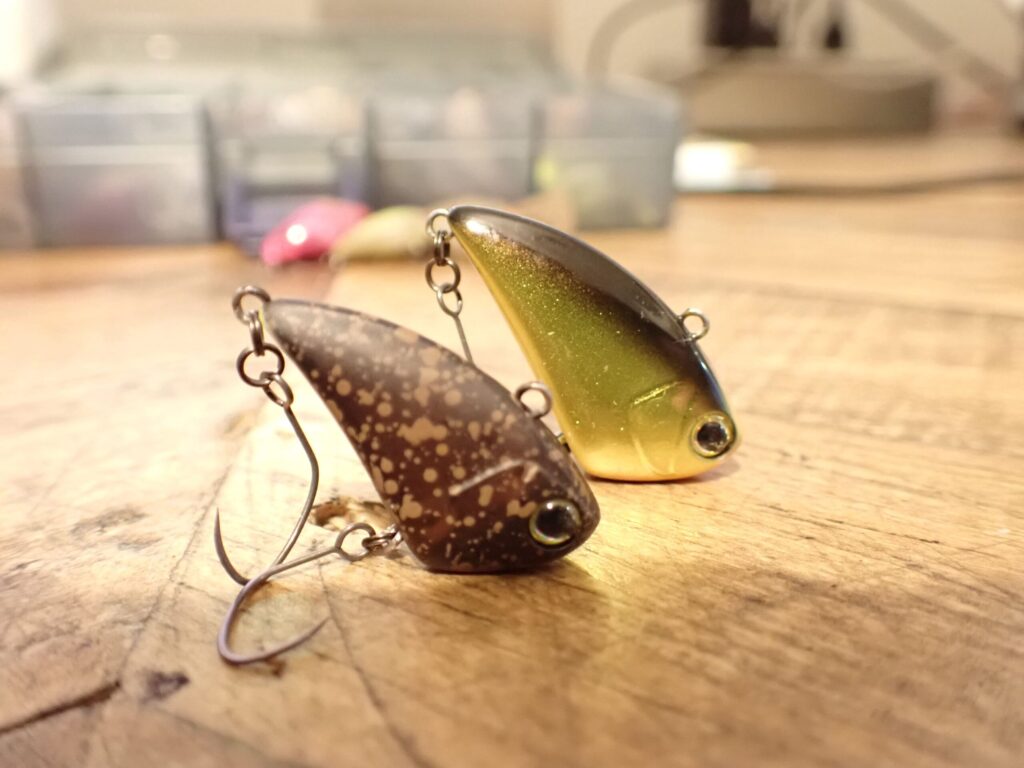 タップダンサーを底から跳ね上げるリフト＆フォール動作を示したイメージイラスト