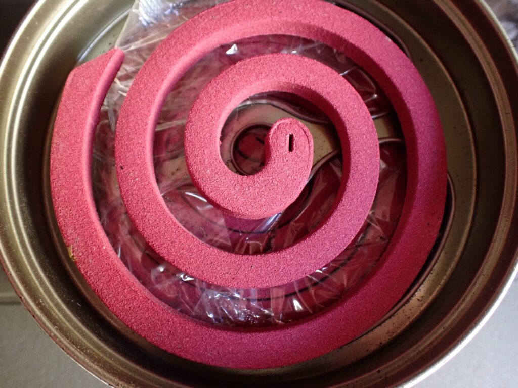 アース製薬プロプレミアム蚊取り線香の箱と渦巻き線香の外観がわかる商品写真