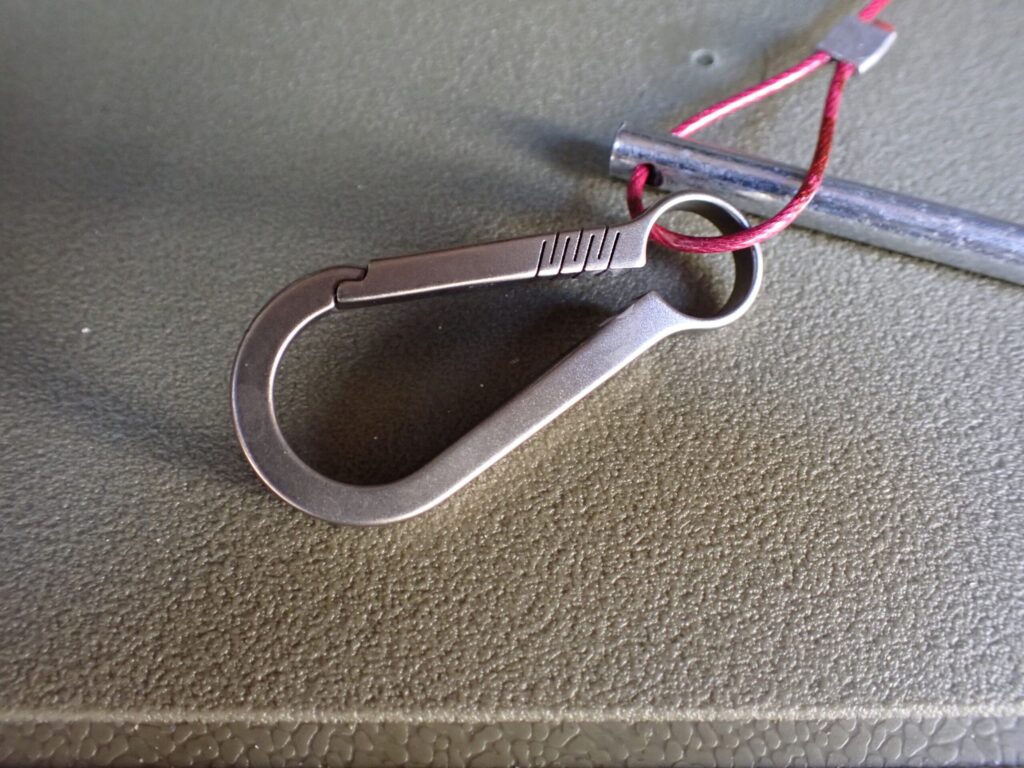 SUP釣行で使用するストリンガーの写真。カラビナをチタン製に変更している説明写真