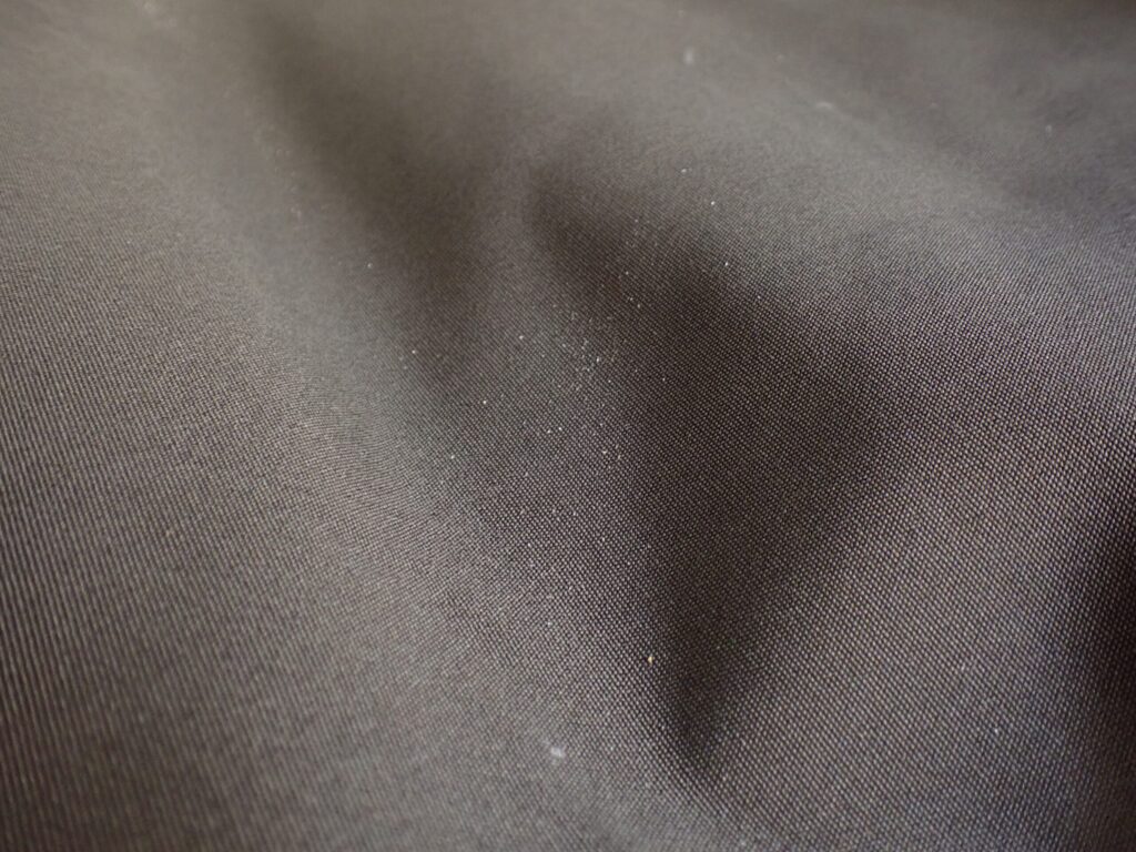 車内に入り込んだ砂や埃をGORDON MILLERブラシでサッと祓っている様