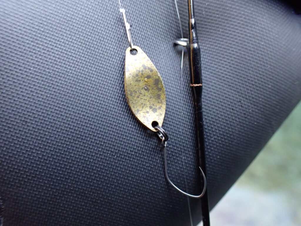 くすんだ金のスプーンの接写