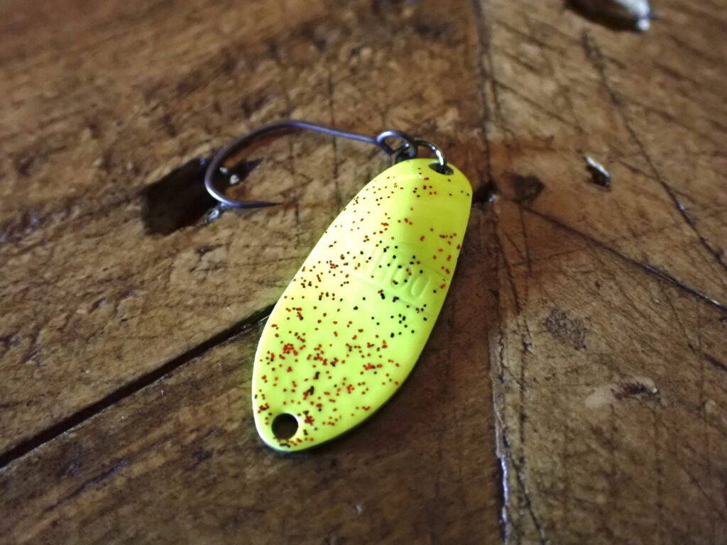 ドーナ 2.0g 蛍光イエロー／裏黒（明滅系）の実物接写