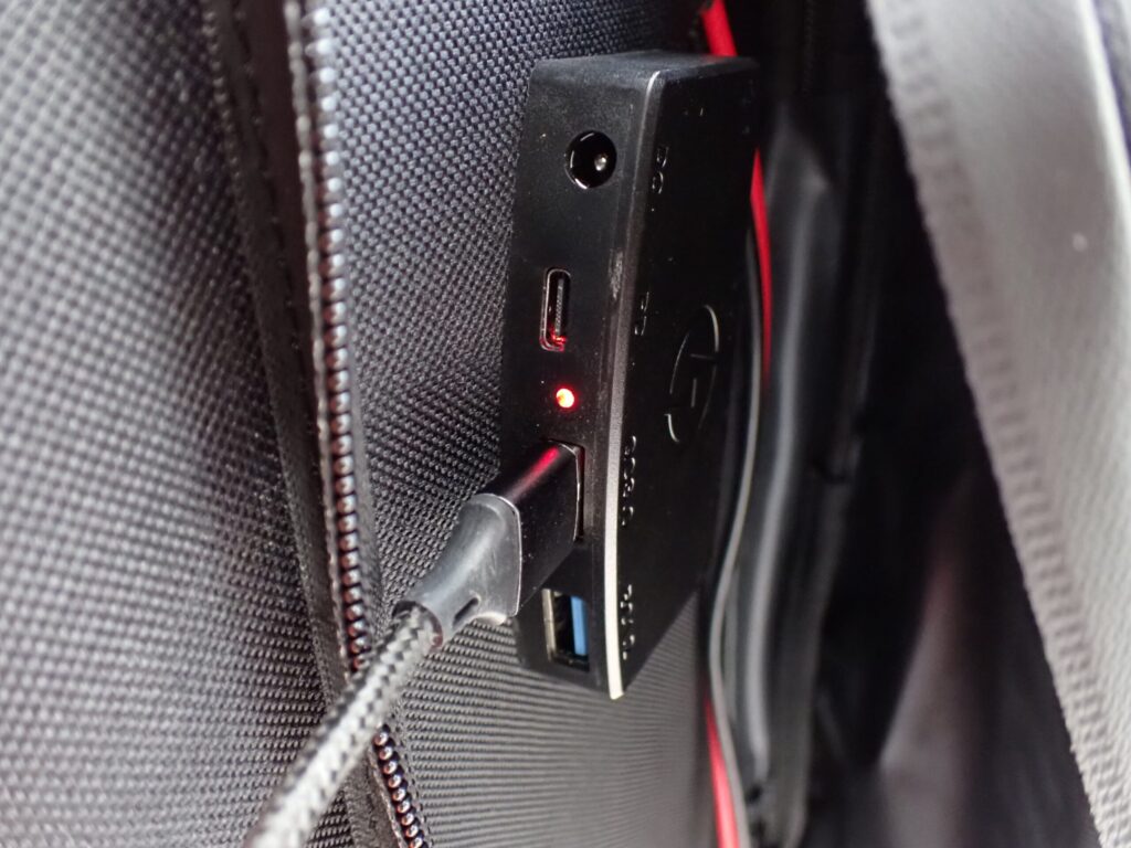 THORR 200Wソーラーパネルの発電供給接続部分のアップ写真