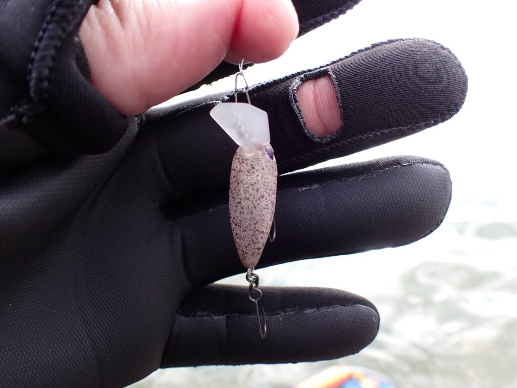 クリマプレン手袋を装着してルアーを持った様子