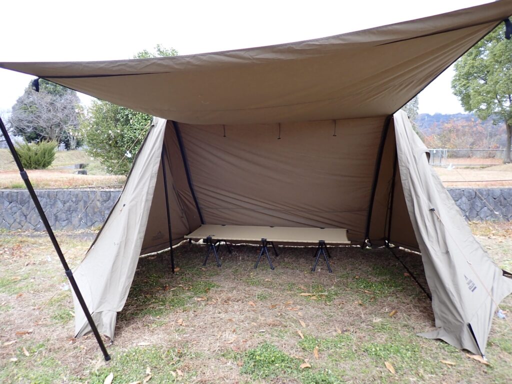 WAQ 2WAYフォールディングコットを冬のタープテント内に置いている様子