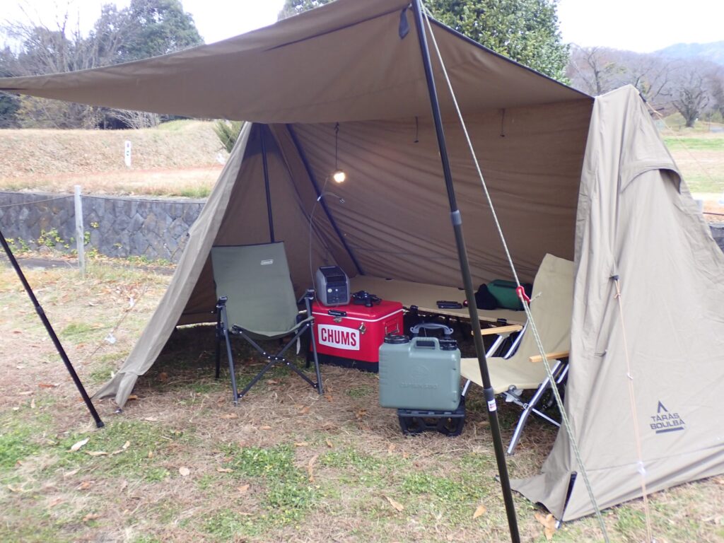 チャムス54Lスチールクーラーをタープテント内に置いている様子